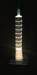 3D Puzzle Taipei 101 bei Nacht von Ravensburger Turm gelb beleuchtet