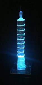 3D Puzzle Taipei 101 bei Nacht von Ravensburger Turm hellblau beleuchtet
