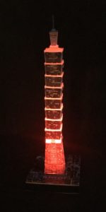 3D Puzzle Taipei 101 bei Nacht von Ravensburger Turm rot beleuchtet