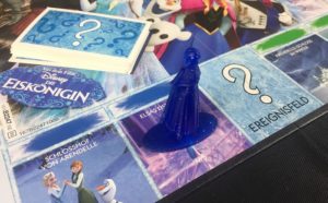 Spieletipp: "Monopoly Junior - Die Eiskönigin" von Hasbro, Spielfigur auf Feld